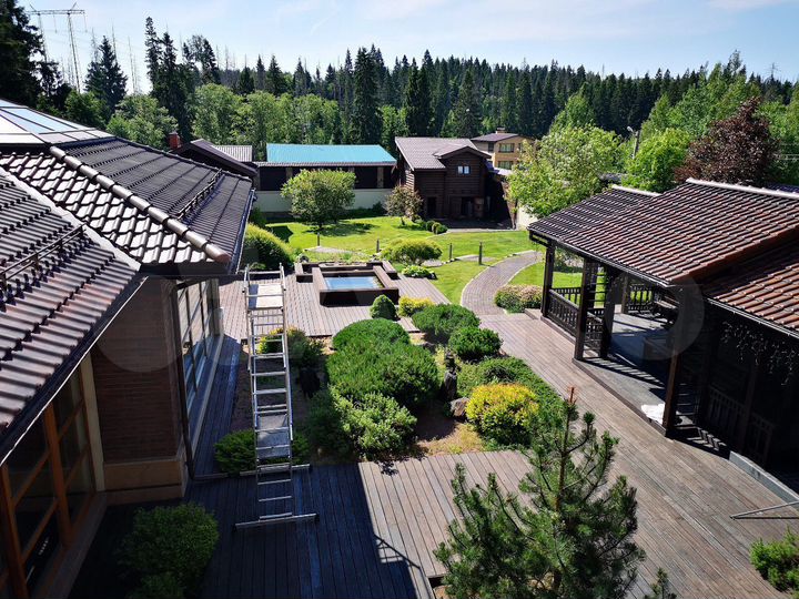 Дом 968 м² на участке 39 сот.