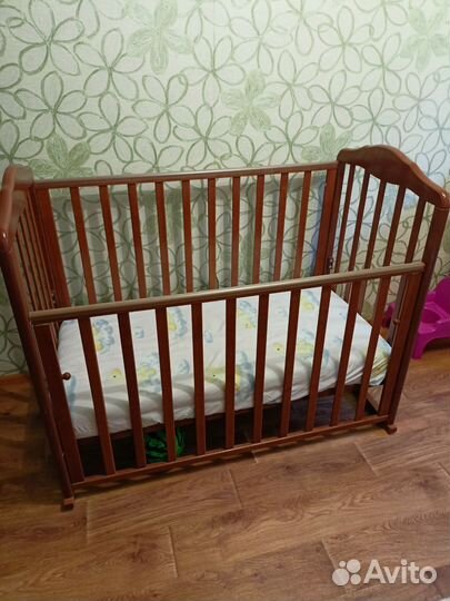 Детская кроватка с матрацем