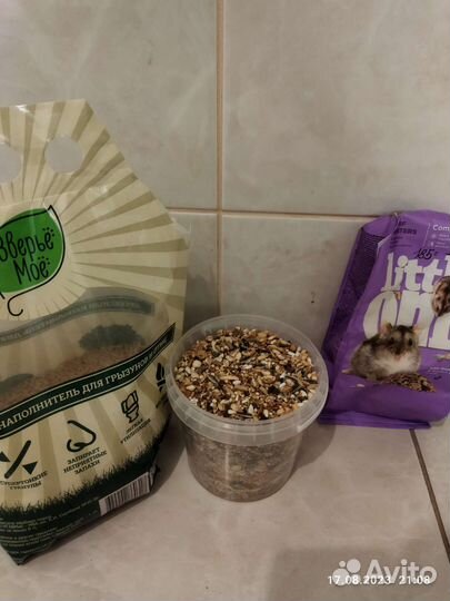 Корм и наполнитель для хомяка