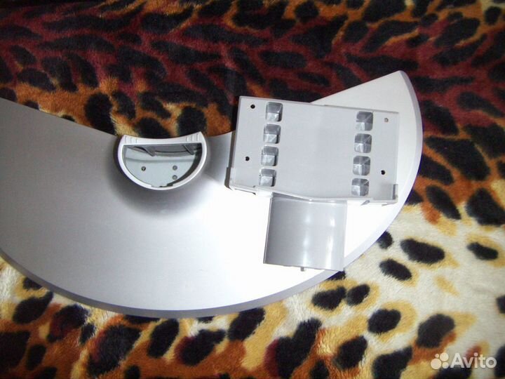 Штатная подставка под телевизор