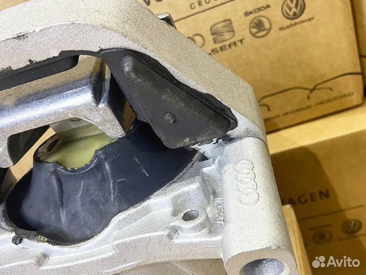 Опора двигателя VAG 4G0199381NT