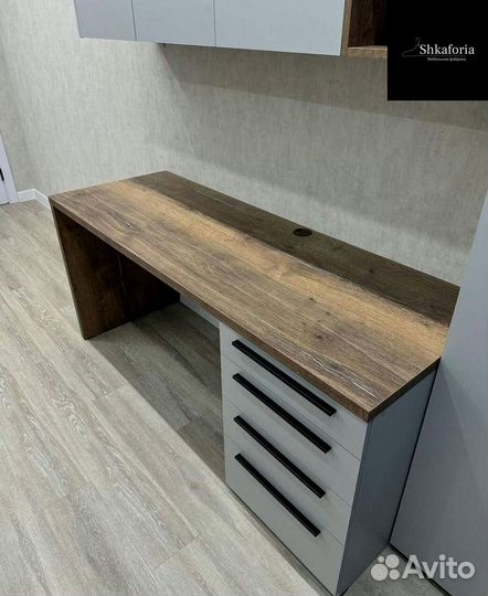 Шкаф распашной с полками