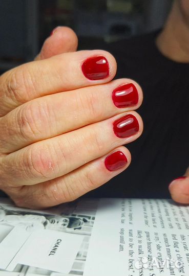 Нужна модель на маникюр