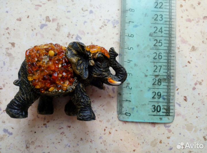 Слон с янтарем размер 7,5 *4,5 см