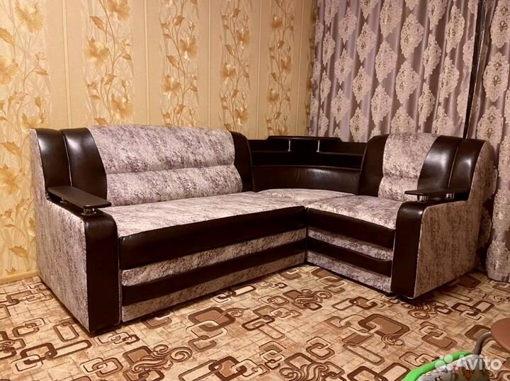 Угловой диван с баром