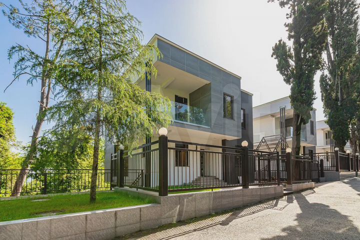 Коттедж 425 м² на участке 3 сот.