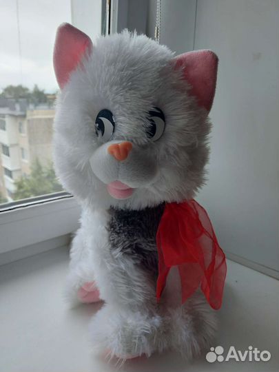 Белая кошечка