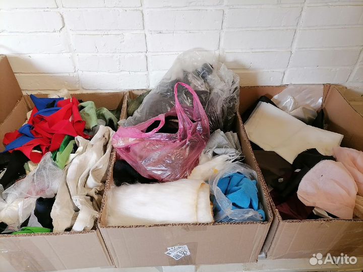 Ткани, нитки, пряжа, пуговицы и т.д