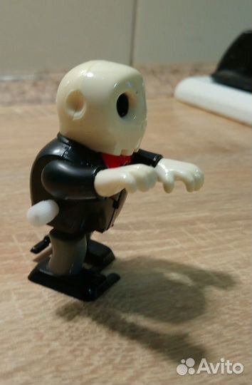 Скелетик на заводом механизме