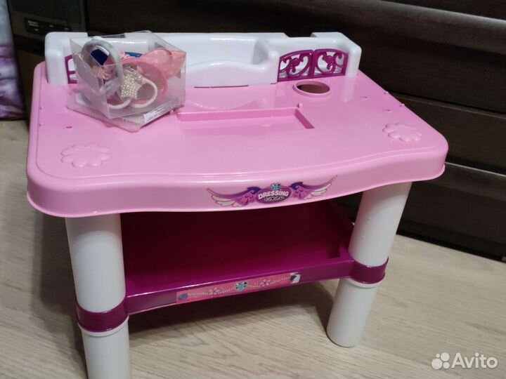 Столик детский,плюс заколки