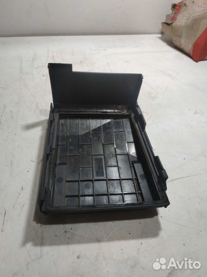 Крышка Блока предохранителей VAG A5 B6 B7 Tiguan