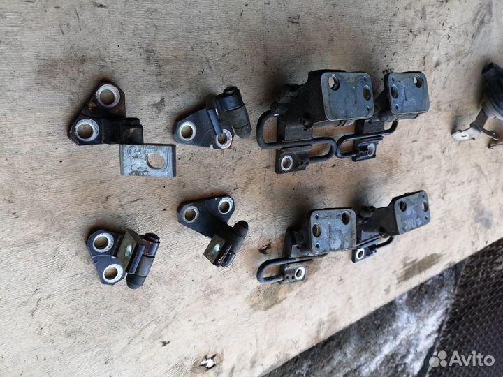 Петля двери на VW Passat B7 2008-2017 CC