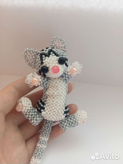 Игривый котёнок из бисера