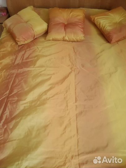 Покрывало с подушками