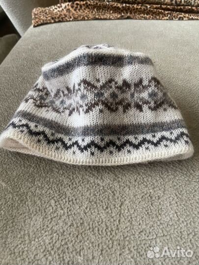 2 комплекта шапки,шарф,варежки зима