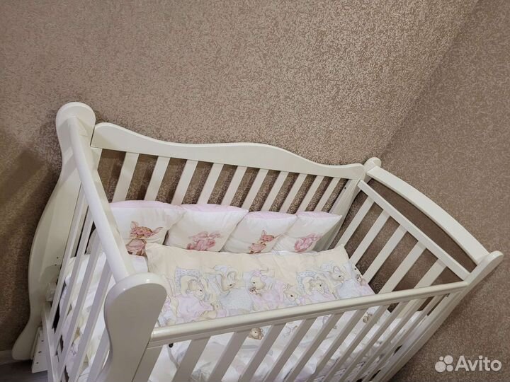 Детская кроватка с маятником и ящиком