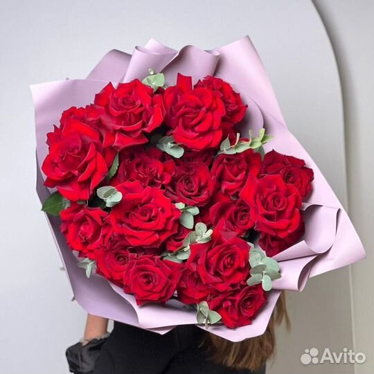 Красные розы с эвкалиптом