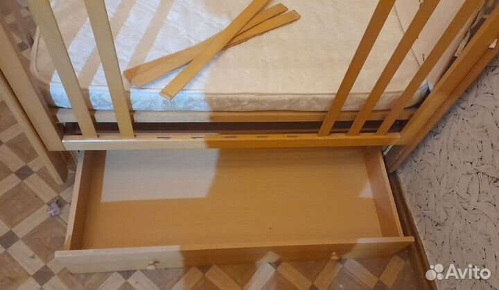 Детская кроватка с маятником и ящиком и матрасом