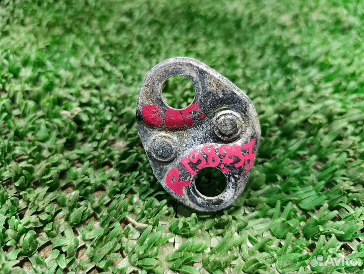 Петля замка двери багажника Mitsubishi Pajero Sport