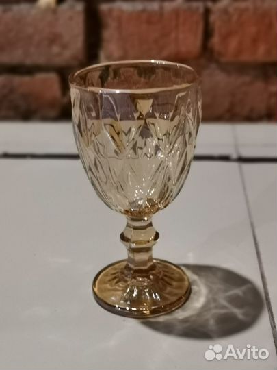 Бокалы из цветного стекла золотые