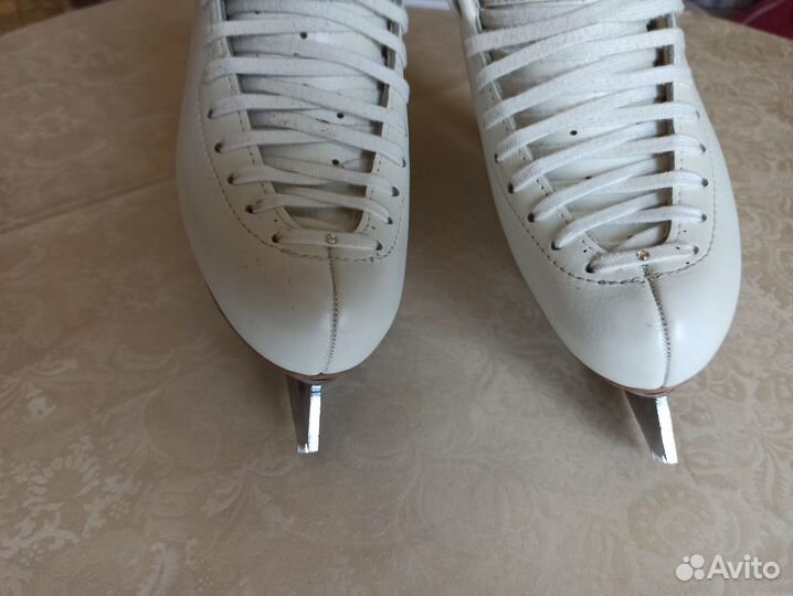 Фигурные коньки edea