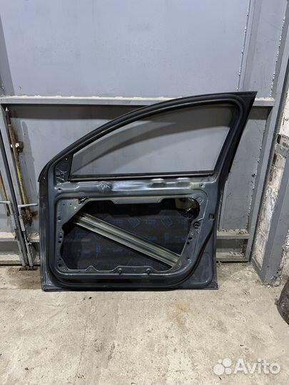 Дверь передняя правая passat b7 в сборе с дефектом