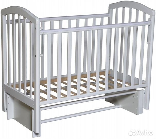 Детская кроватка с маятником