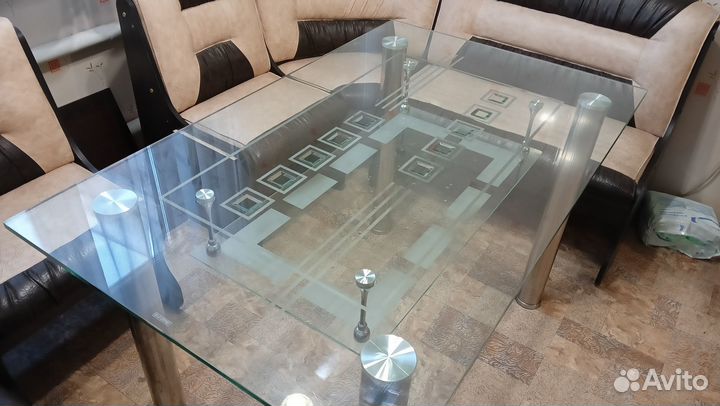 Кухонный стеклянный стол