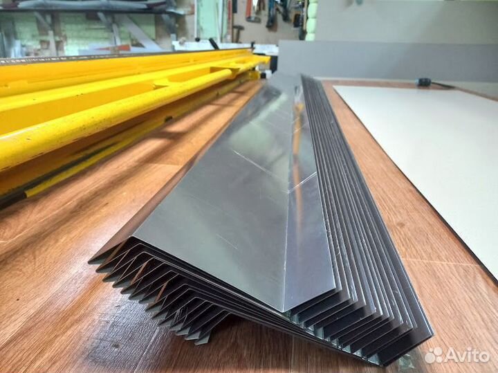 Отливы на цоколь 40*110*40*2000 мм RAL 7024