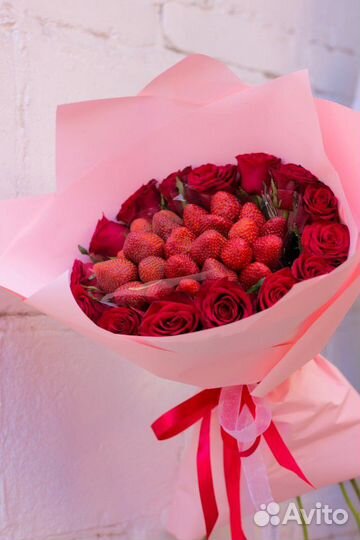Букет из клубники и розы - цветы