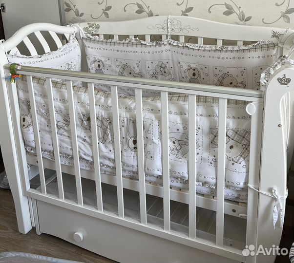 Детская кроватка с маятником