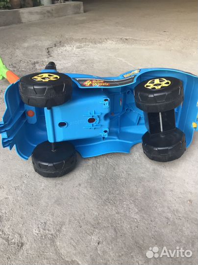 Машинка-каталка с ручкой детская