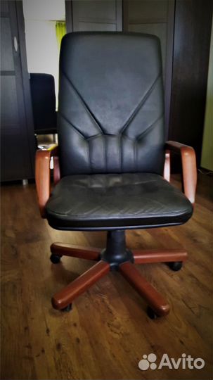 Кресло руководителя кожа и дерево