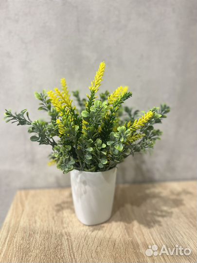 Искусственная зелень, цветы, трава в горошочках