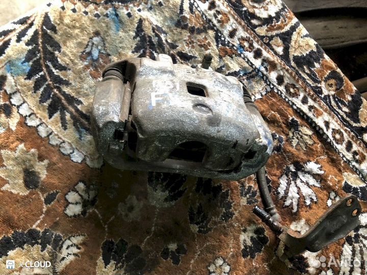 Суппорт на nissan stagea M35 VQ25