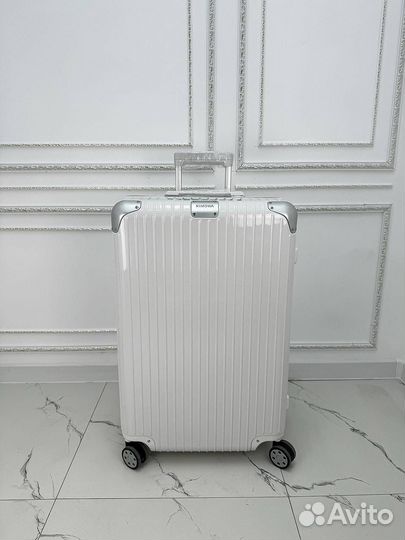 Чемодан на колесах rimowa