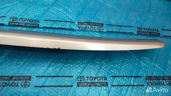 Молдинг Ленд Крузер 200 передний правый серебро