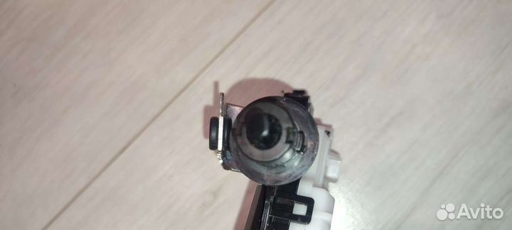 Механизм фиксации лючка