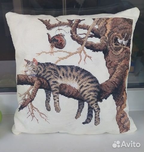 Подушка с вышивкой декоративная