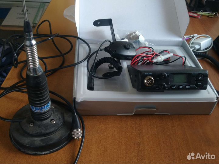 Автомобильная рация с антенной