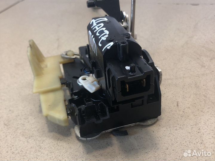 Рено Дастер Замок передний правый