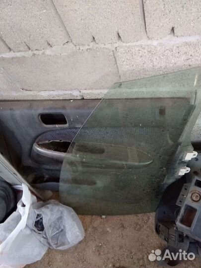 Переднее правое стекло