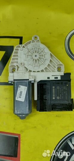 Блок с мотором стеклоподемника передний правый