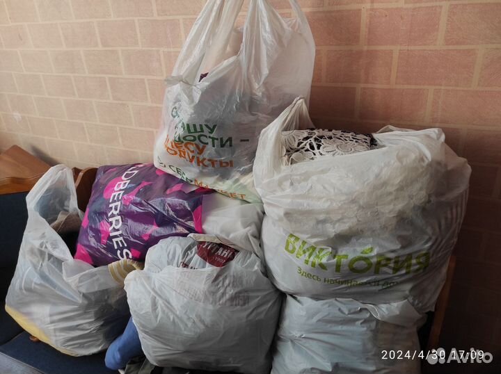 Пакет с женскими и детскими вещами