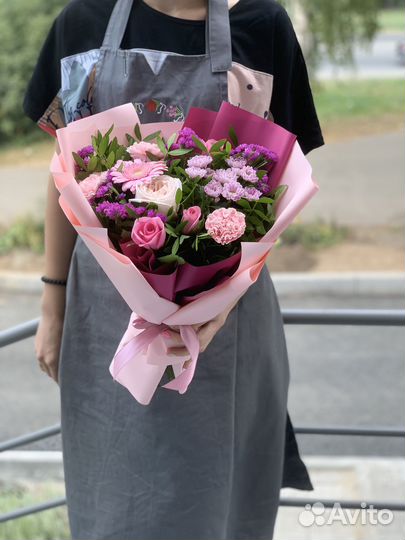 Букет с розами и гипсофилой, импортные, доставка