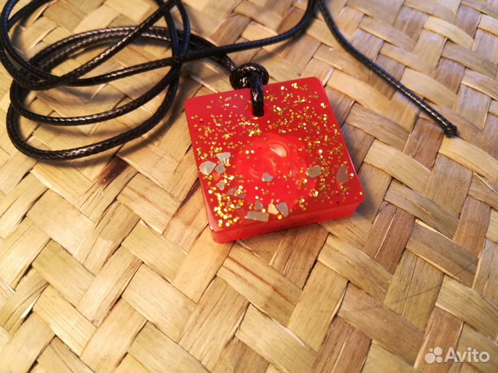 Кулон из эпоксидной смолы