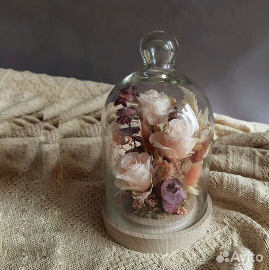 Композиция под стеклянным куполом