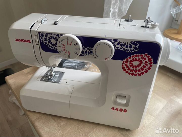 Швейная машина Janome 4400