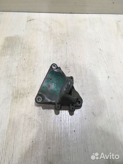 Кронштейн кпп правый пассат Б5 4B0399114C