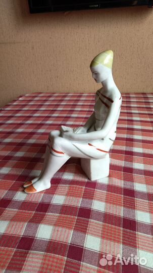 Статуэтка фарфор